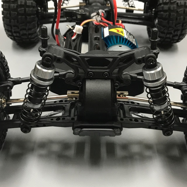 ちょっと大き目なボディのDEERC 9206Eで悪路を爆走する快感を味わおう