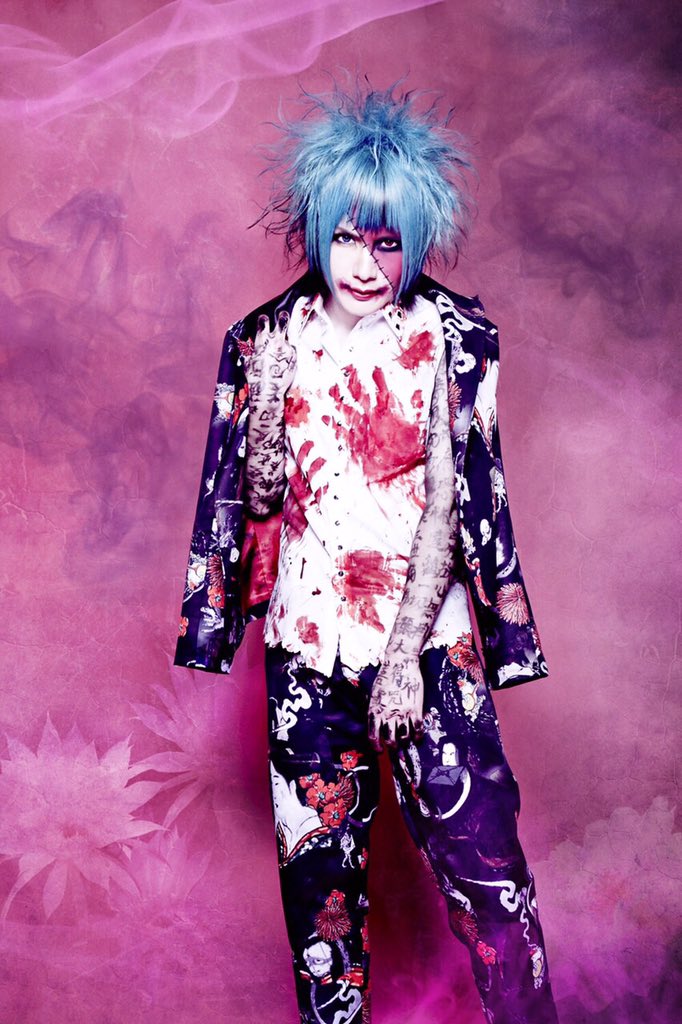 こちらは個人アー写 衣装のイメージから、腕に般若心経をペイントして