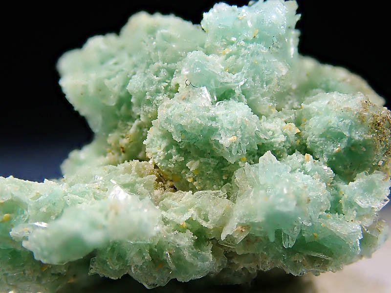 布賀鉱山4番坑田邊露頭産の硼灰石・ボルカライト。 この鉱物は余りに