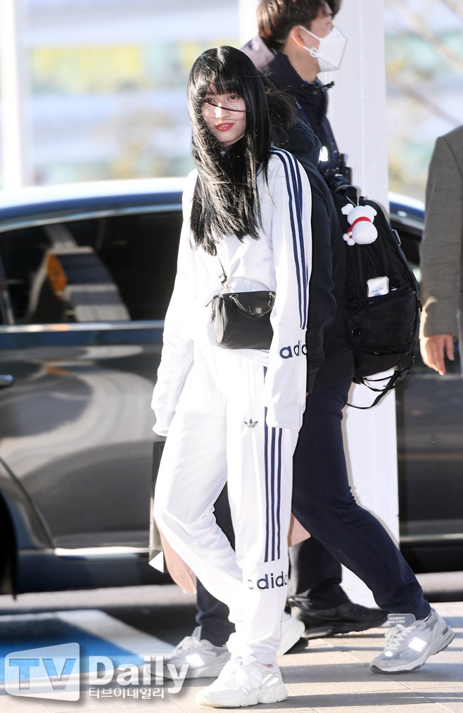 TWICE #트와이스 #MOMO #모모 #twiceapparel #ADIDAS ORIGINALS VELOUR