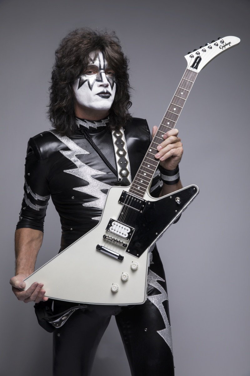 KISSのギタリスト、トミーセイヤー・シグネチャー・エクスプローラーが