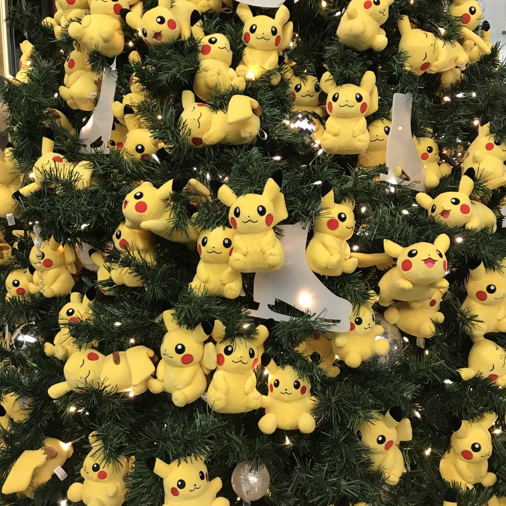 読売新聞ビルにポケモンクリスマスツリー、今年はピカチュウ300匹、25