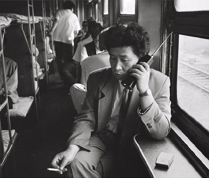 老照片bot 80-90年代，摄影师王福春拍摄的《火车上的中国人》