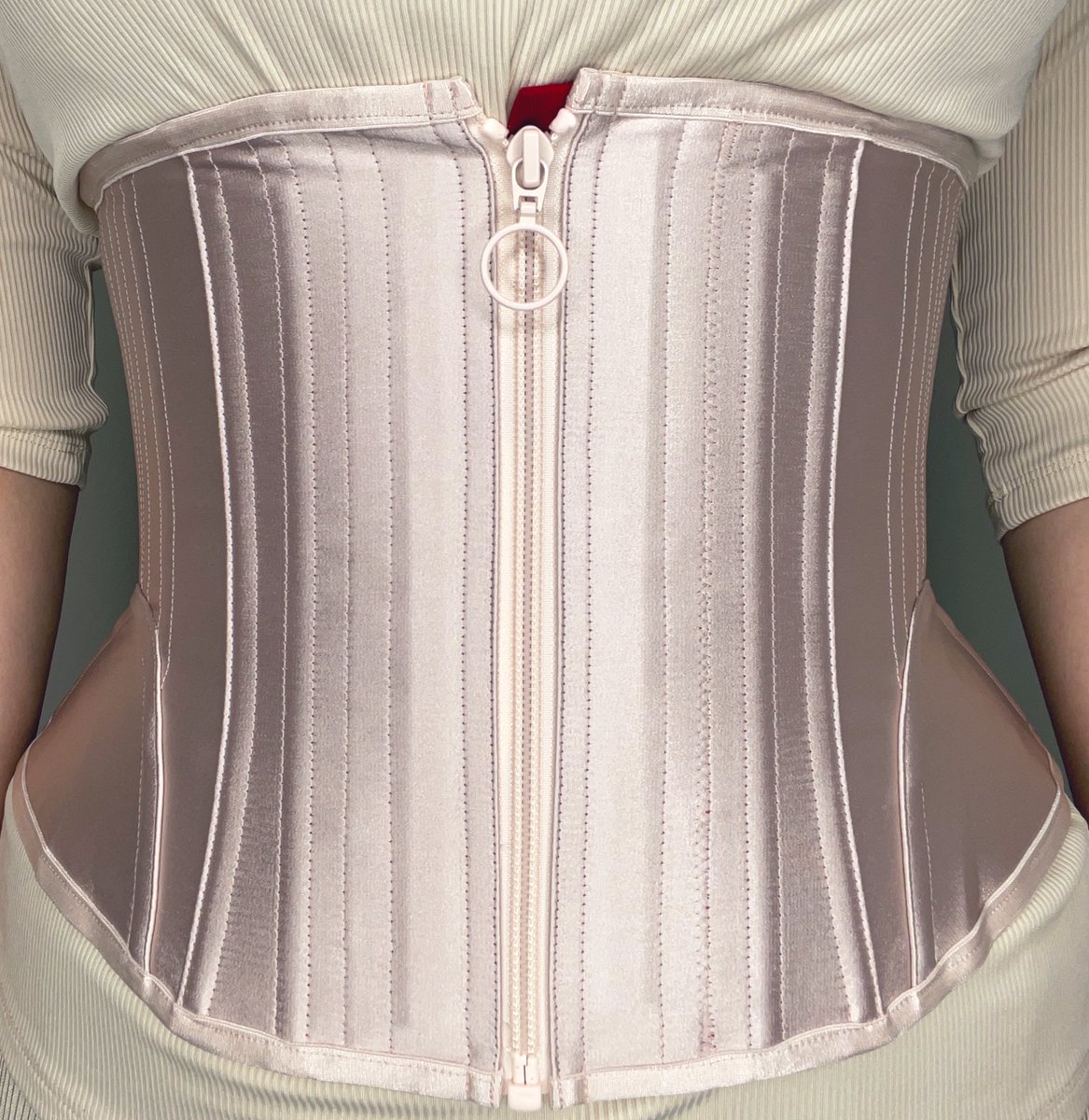 Mサイズでコルセットのボディラインを比較！ ①Kimberly パワフルで