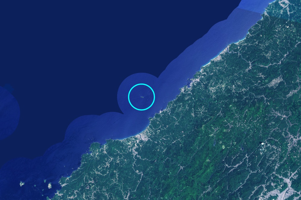 高島は島根県益田市の沖合約12kmにある。周囲は4km、島は断崖絶壁で