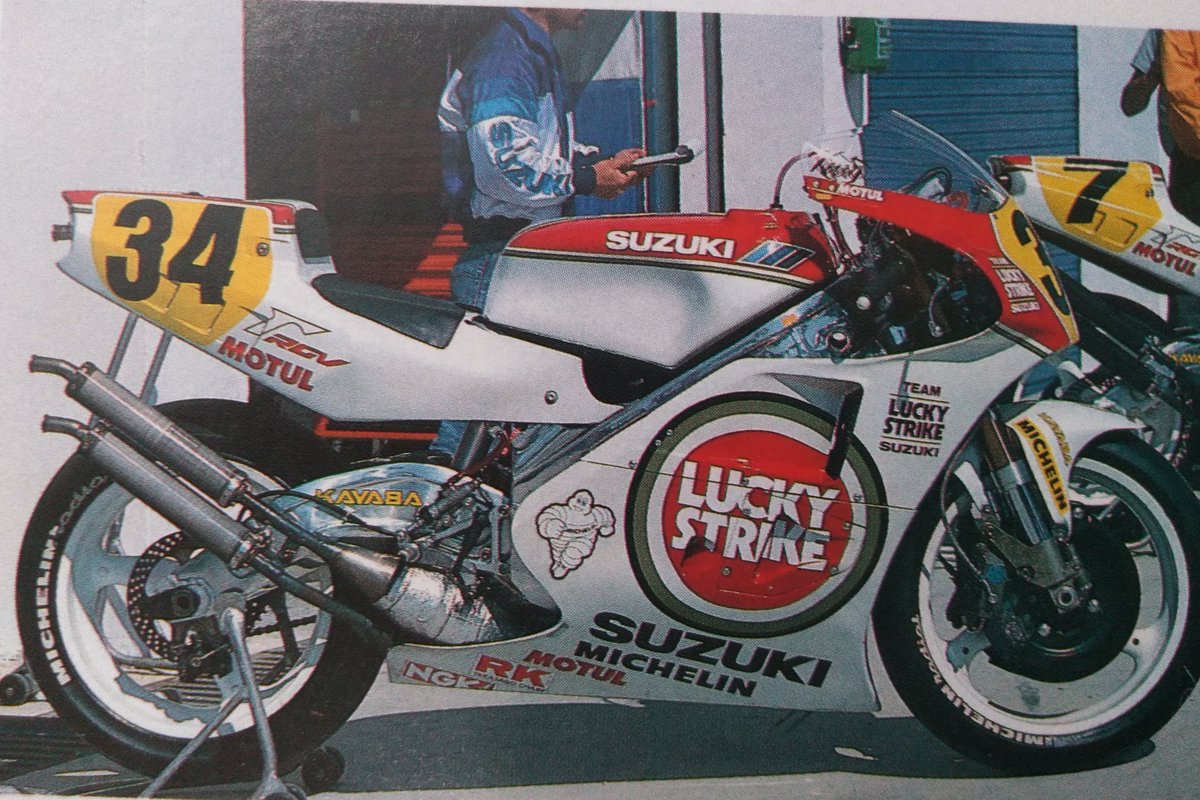 ケビン·シュワンツ選手の90年型スズキRGV500ガンマです。軽量化も進み