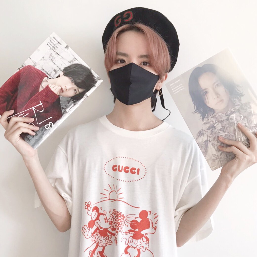 本人】 昨日インスタライブもしましたが、写真集にサイン入れをしてき