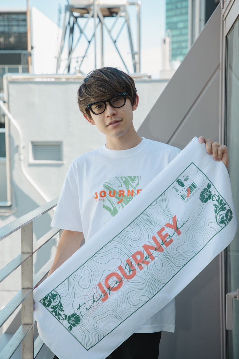 こちらTシャツはLサイズ着用で、キーホルダーはこのサイズになります