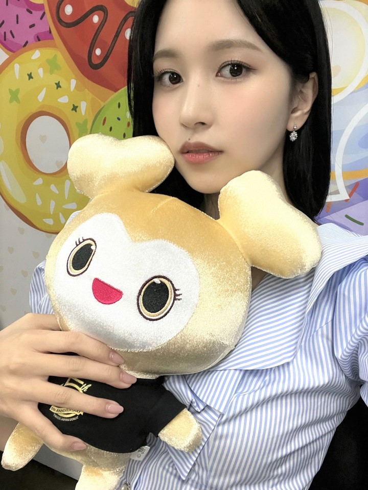 ジヒョ、ミナ、ツウィから「5周年記念ゴールドラブリー」とのセルフィ