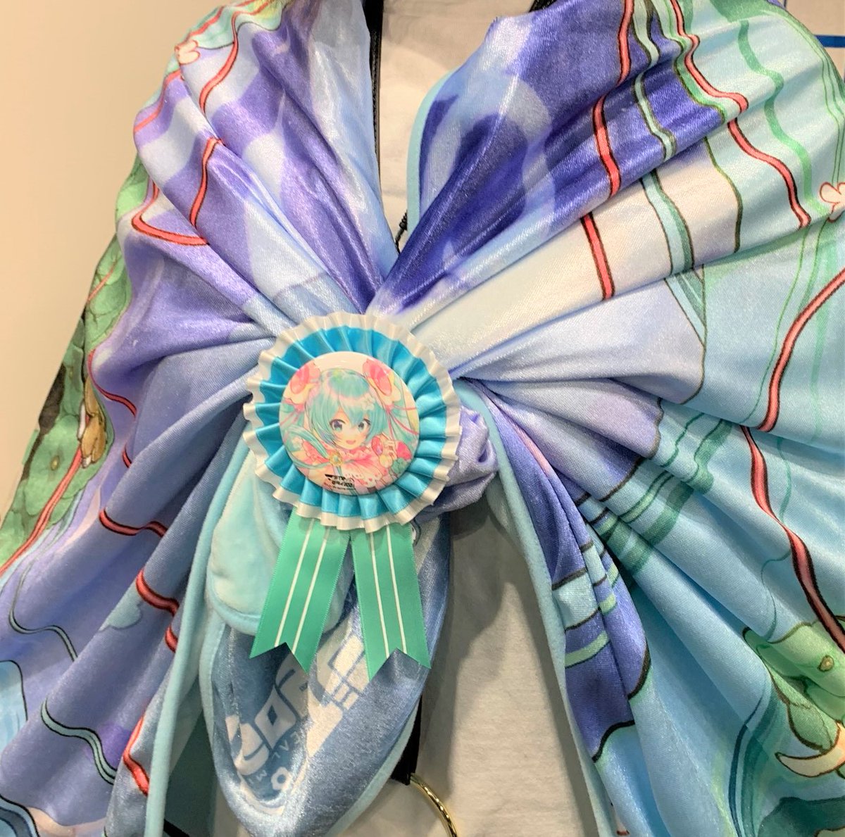 公式物販】本日は公式物販にて販売中の「ロゼット」と「ふわふわBIG