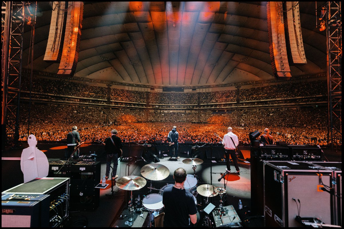 oasislive25 東京ドーム公演初日のライブ写真が到着🇯🇵 🎧セット