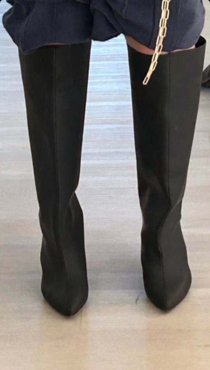 Customers are receiving the Yeezy high boots (YZY HB-01)