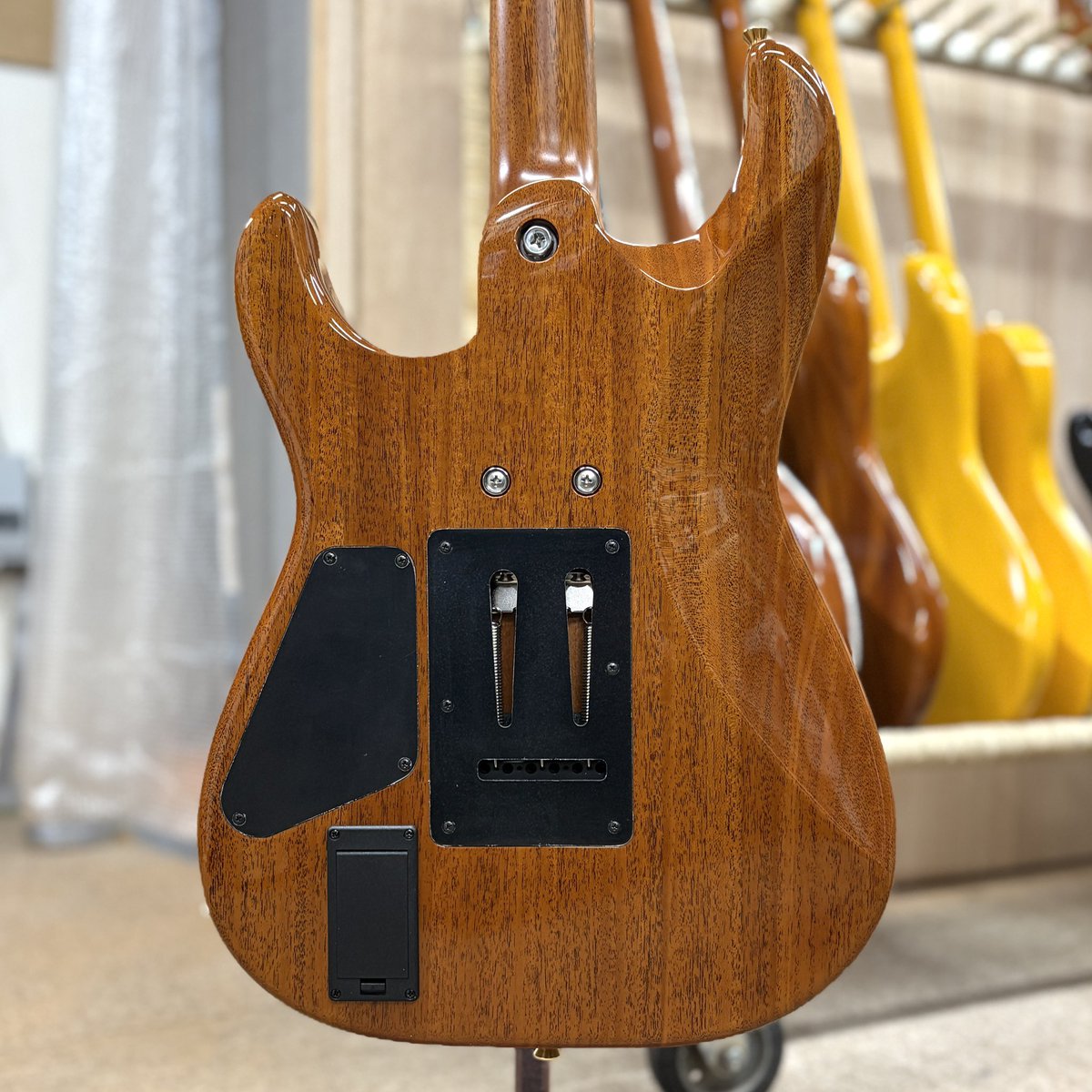 Kz Versaの初回製作分を 宮地楽器立川店さまに納品しました！ 開発に