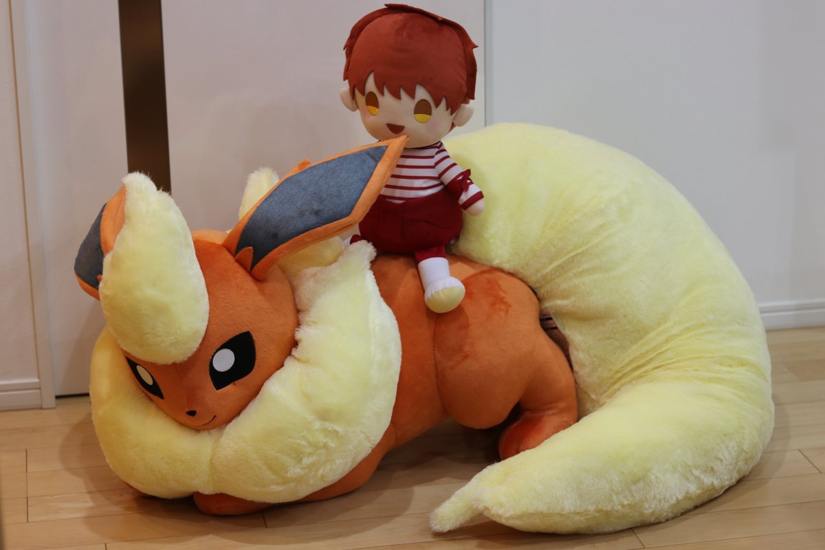 等身大ブースターぬいぐるみ 比較用にスマホ置いてみたけどでかいw