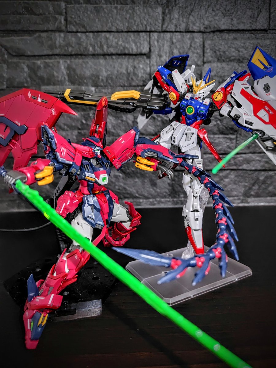 RG ガンダムエピオンとウイングガンダムゼロ。この2体は並べて飾り