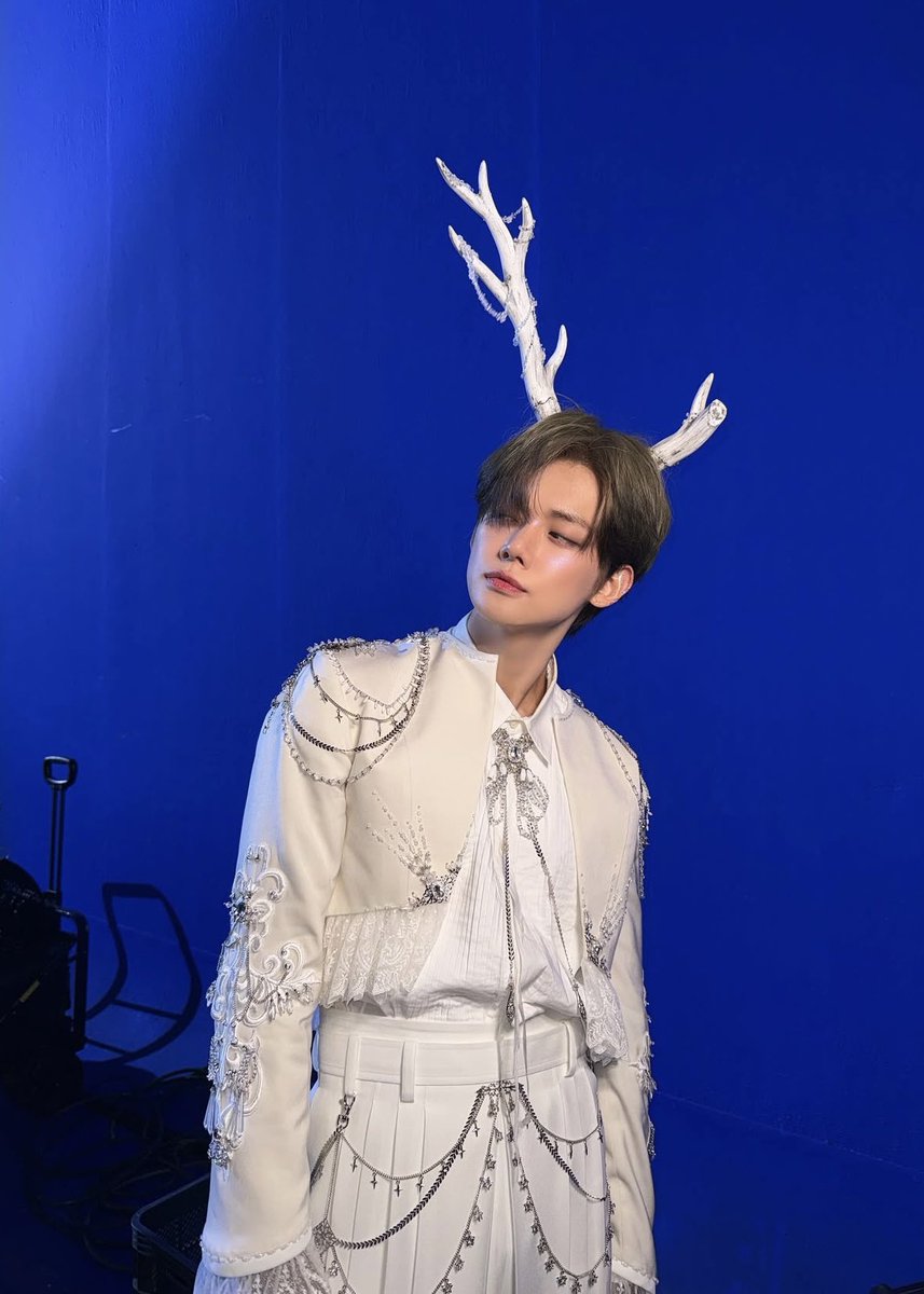 このヨンジュンのトレカめっちゃほしい！！！！ツノコンセプト好き