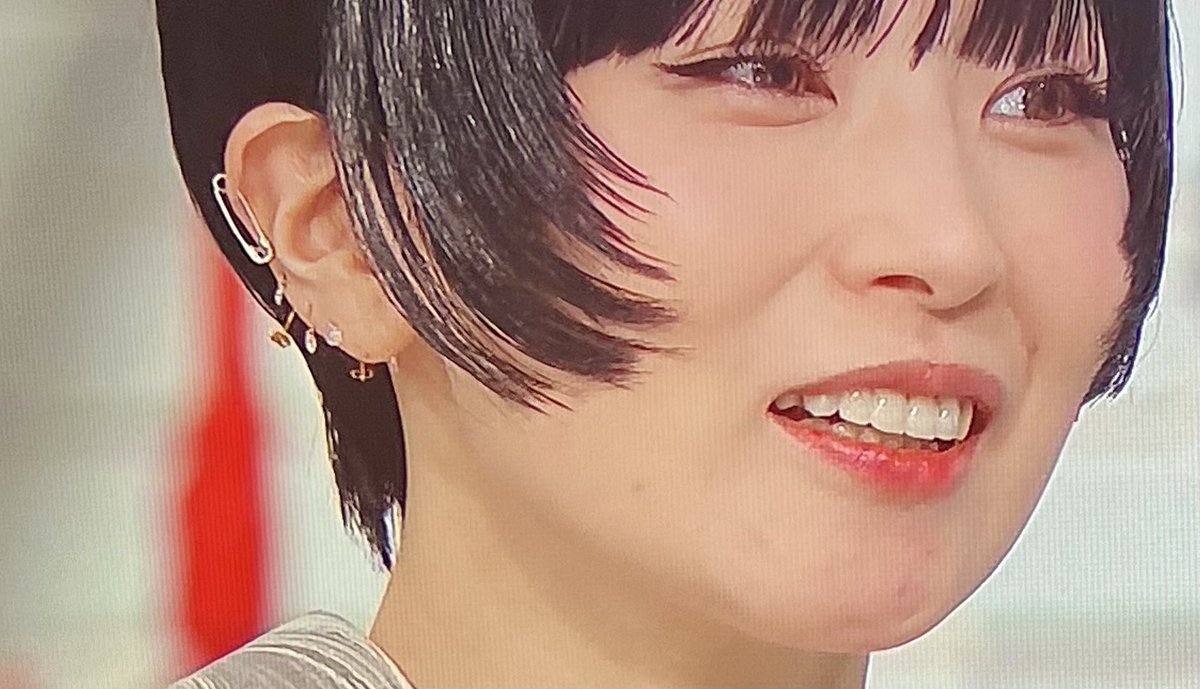 椎名林檎さん着物に安全ピン🧷ピアスと足袋型ブーツ更にベンジーと