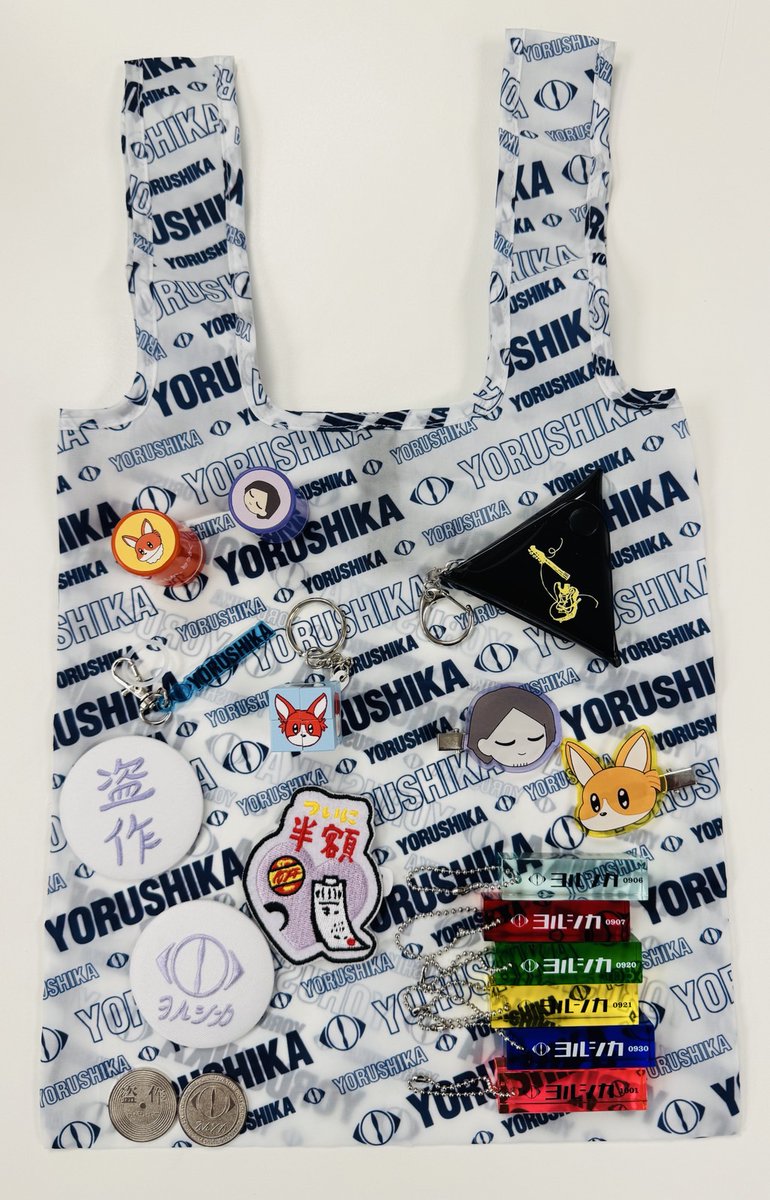 ヨルシカ LIVE TOUR 2025「盗作 再演」の会場にて、suisデザインを含む