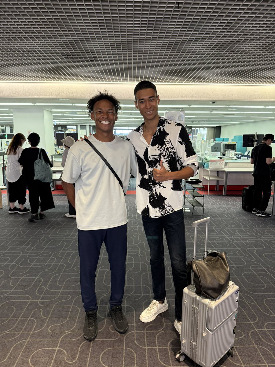 同じタイミングで北海道に向かうヘンリーと空港でばったりでした