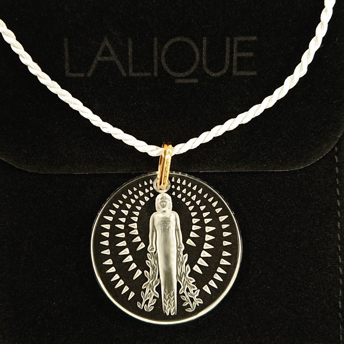 東京都庭園美術館（旧朝香宮邸）正面玄関の、女性像が印象的なガラス