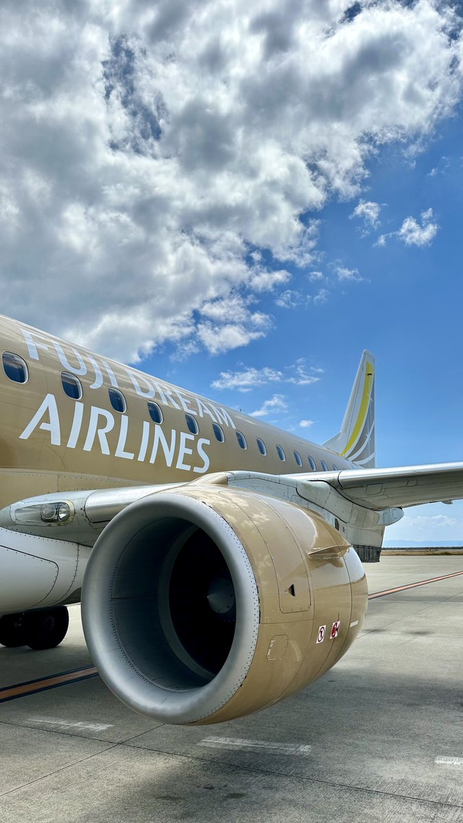 松本→神戸』線で神戸空港に到着した #JA09FJ ゴールドの「黄金の國