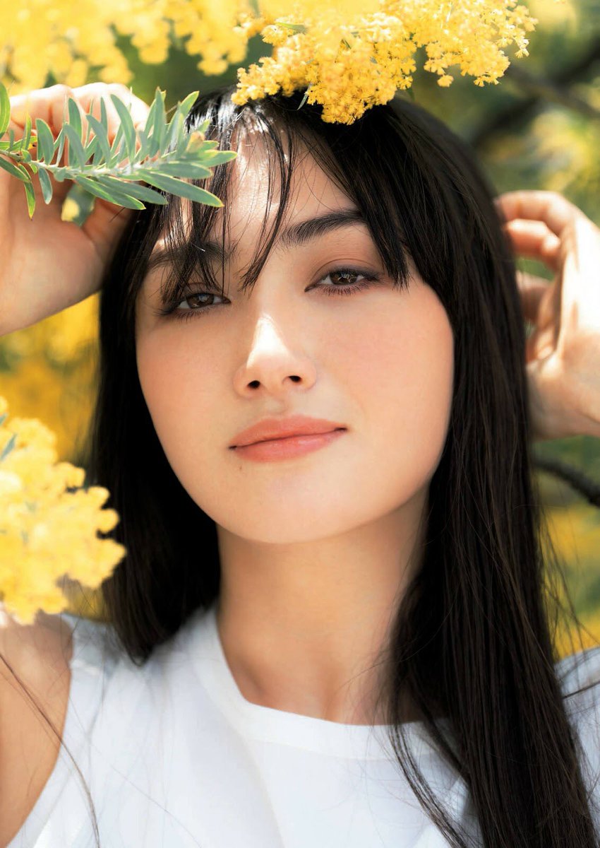 週刊文春 2022年5月26日号 原色美女図鑑 モデル:香椎由宇 撮影:中村和孝