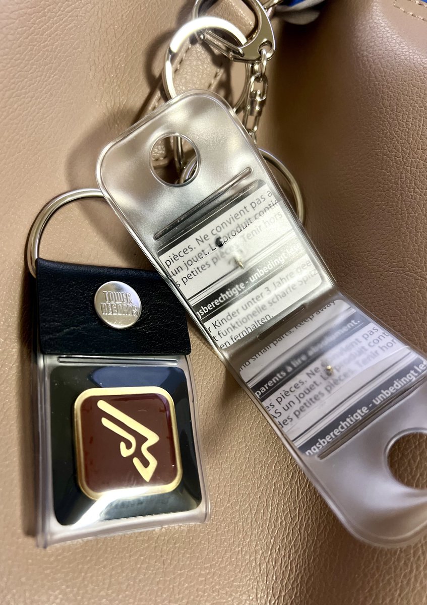 写真のは「タワレコ 缶バッジキーホルダーS 本革Black」で、自分は両面