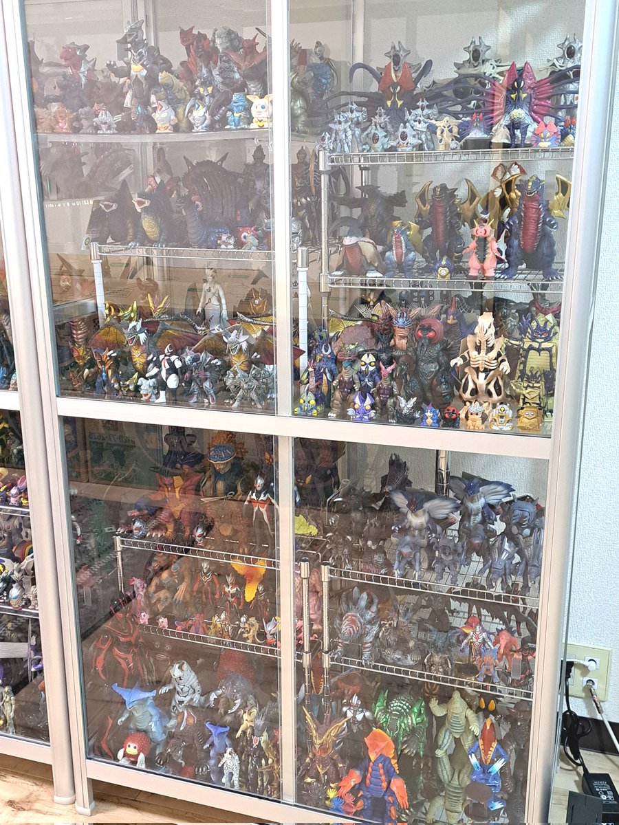 ウルトラマンの怪獣ソフビ棚その3、再設営完了。ダイナ～マックス