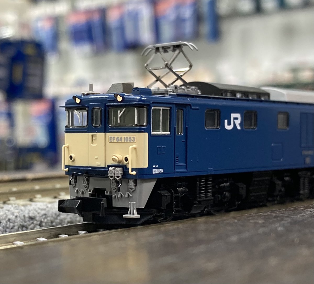 昨日入荷 TOMIX 7113 EF64 1000(後期型 JR東日本仕様)ですが、 入荷後