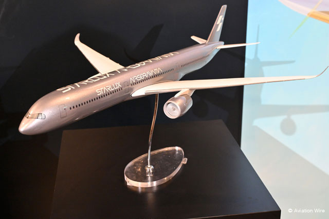 銀・金メタリック塗装A350-1000 スターラックス航空、空山基氏とコラボ