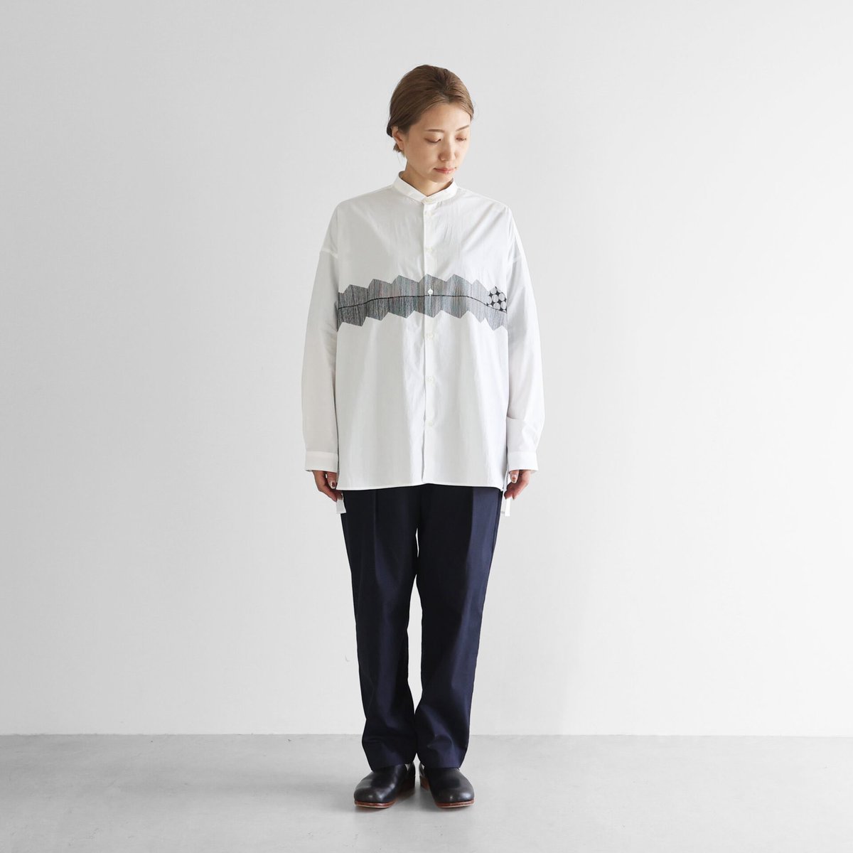 オーガニックコットン刺繍バンドカラーオーバーシャツ(白) HUISの