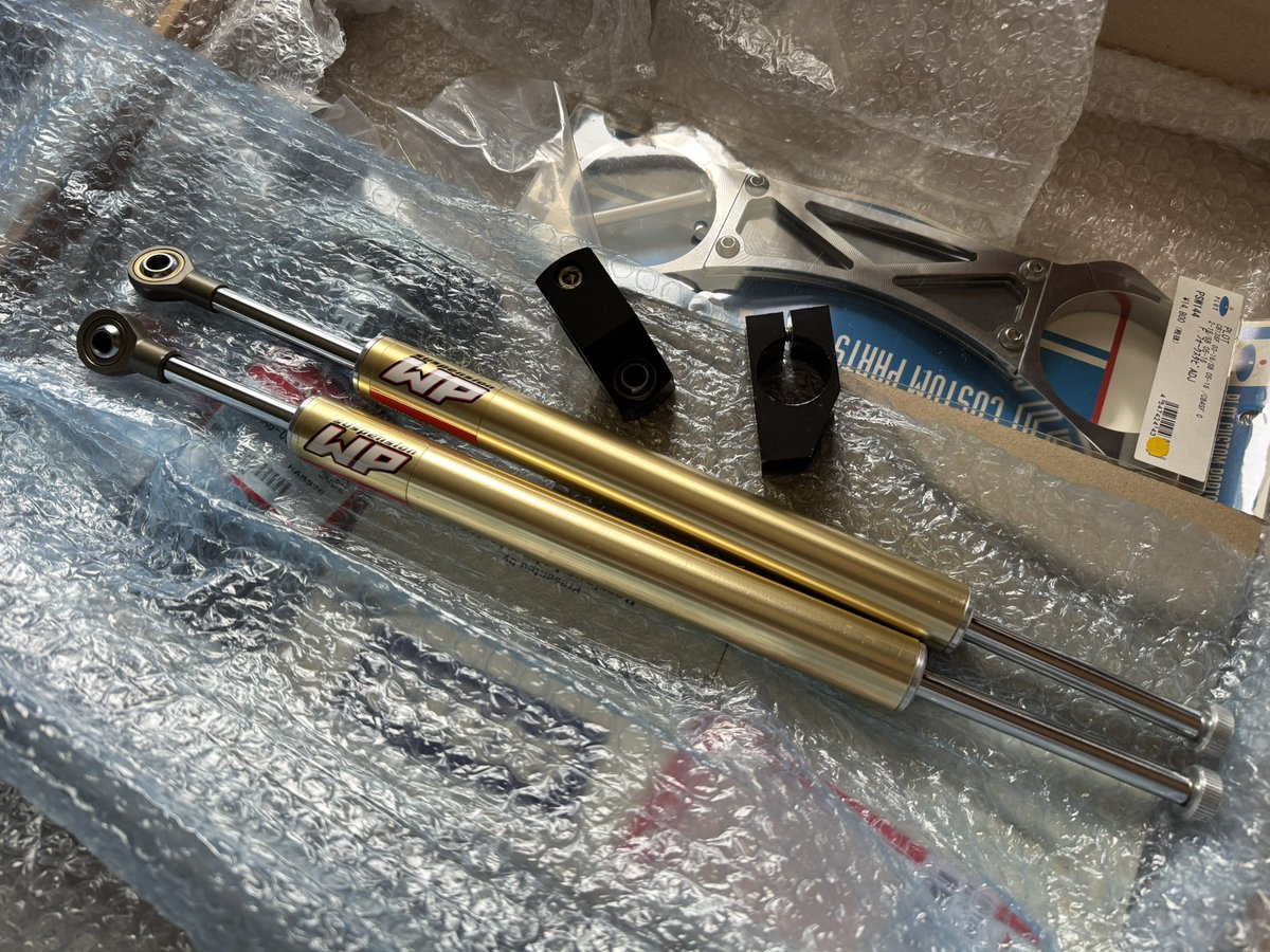 あと2本WPホワイトパワーのステアリングダンパー持ってんねん🤣