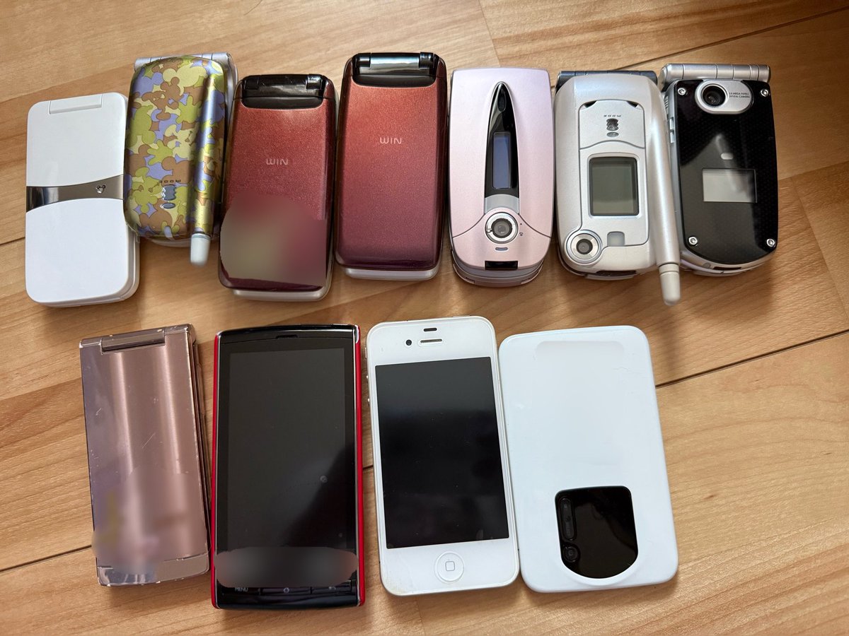 この前一斉処分した携帯たちと ちょっと被ってる🤭 Disney Mobileとか