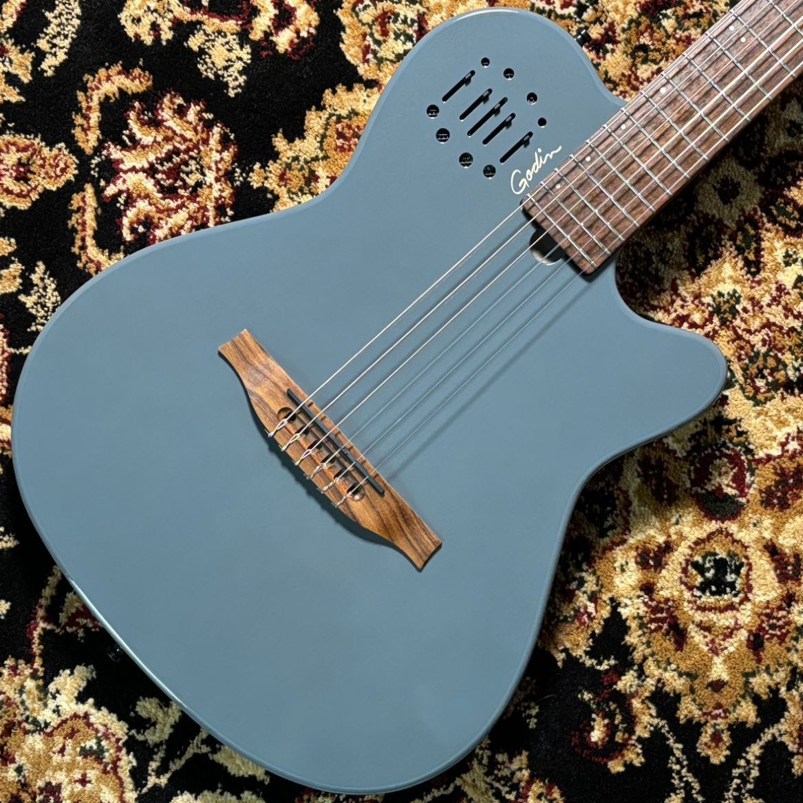 決算クリアランスセールの1本！Godin Multiac Mundial Arctik Blue