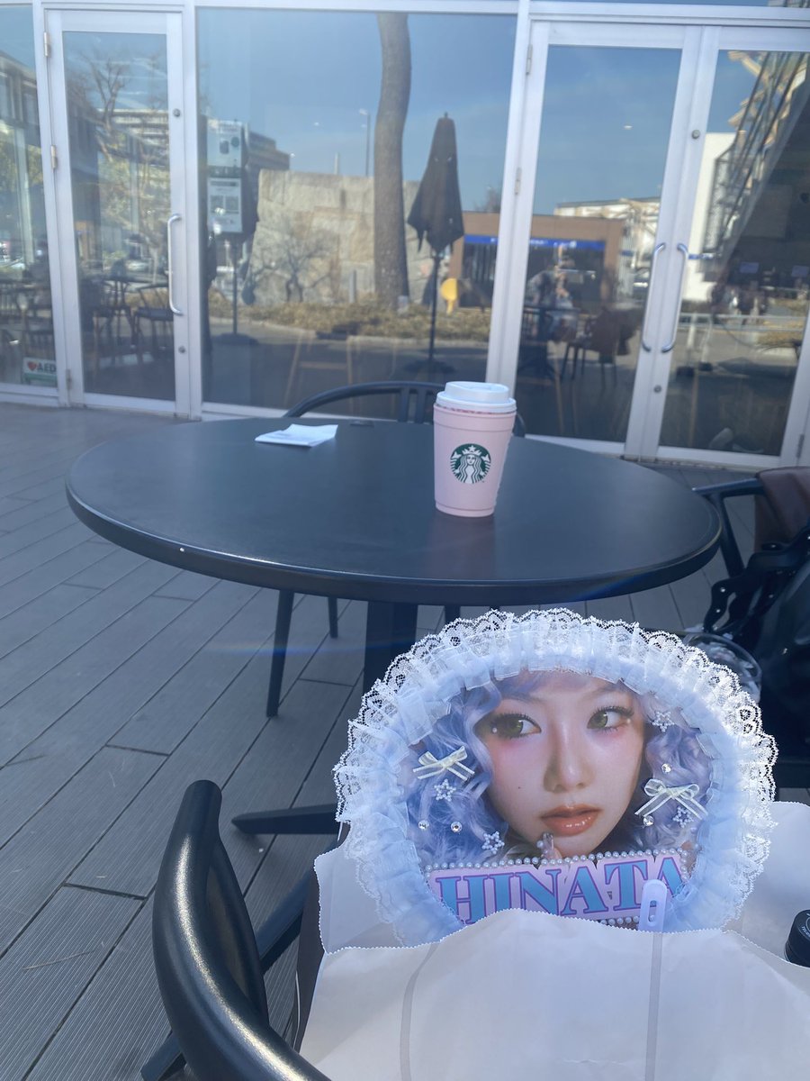 名城公園出口出た瞬間のスタバにおります！ ひーちゃんのうちわが目印