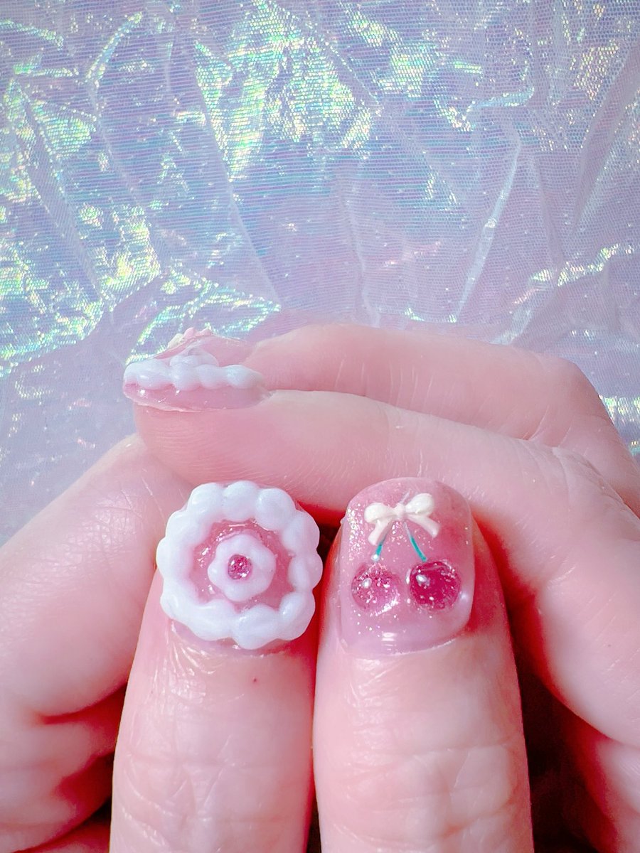 ネイルサンプルからいくつか選んでいただきイメージを教えてもらいまし