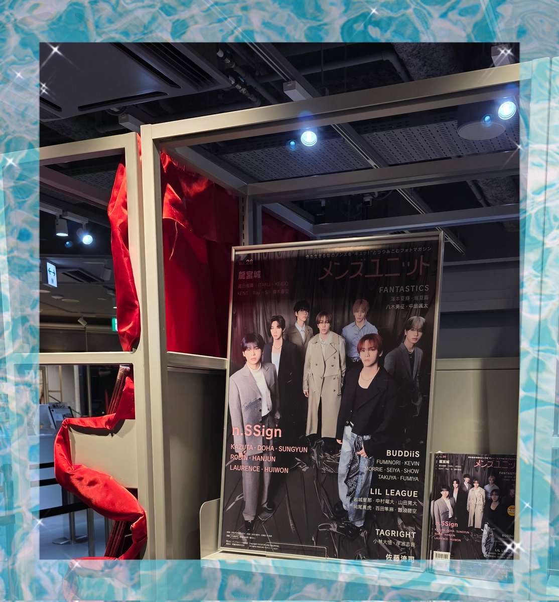 エレベーターの正面に ポスターがありました 左側に見えるのがレジ