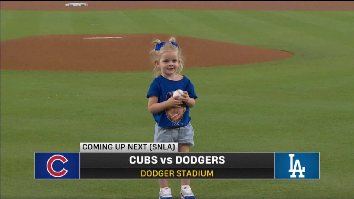 ドジャースのマックス・マンシーが娘とともに始球式に登場！ 娘が
