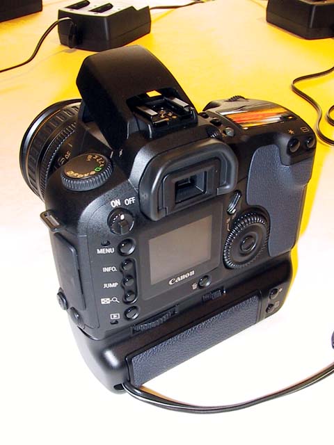 キヤノン、EFレンズが使用できる本格一眼レフデジタルカメラ「EOS D30」