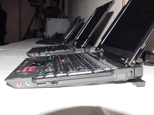 IBM、ピアノ調ボディのサブノート「ThinkPad i s30」