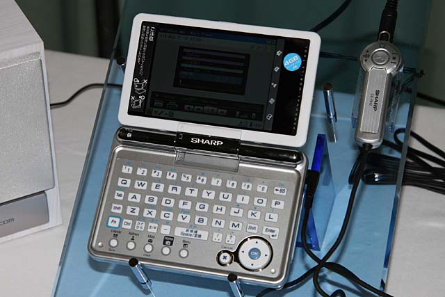 シャープ、4GB HDD搭載の新ザウルス「SL-C3000」