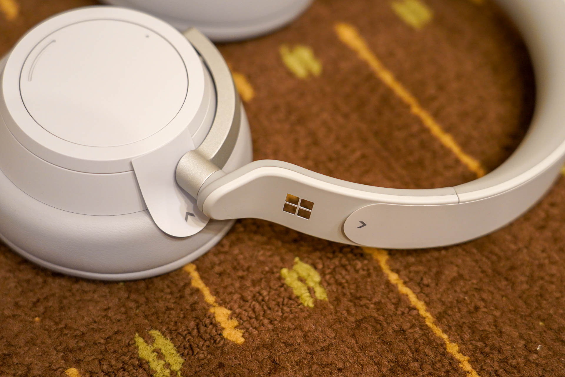 笠原一輝のユビキタス情報局】Microsoftのノイキャンヘッドフォン