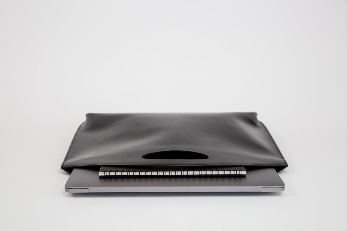 PELULU.TOKYO 16インチPC対応 本革ミニマルバッグ PCもA4もすっぽり！上質な本革を使用したジェンダーレスなミニマル