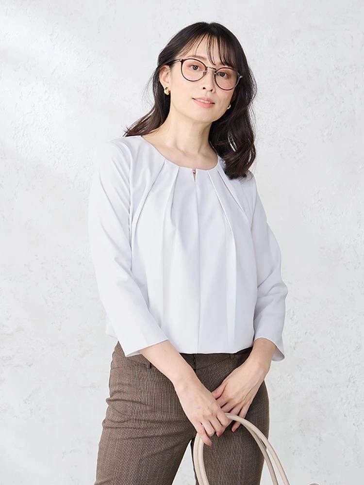 L．グレー フロントタック ビジュー付き ジョーゼットブラウス オフ