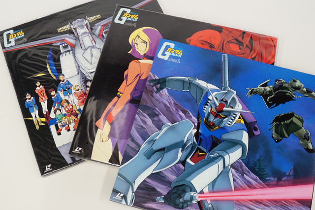 覚えているかい~♪少年の日の事を~♪（ガンダムのレーザーディスクが来