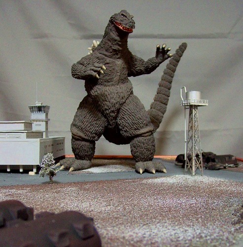 キンゴジ、NATO基地襲撃 : ゴジラだらけ