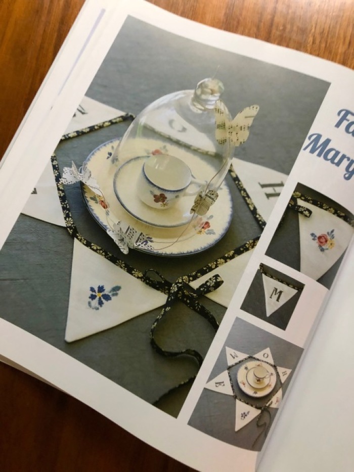 海辺の本棚『Fleurs de Digoin à broder et à coudre』 : 海の古書店