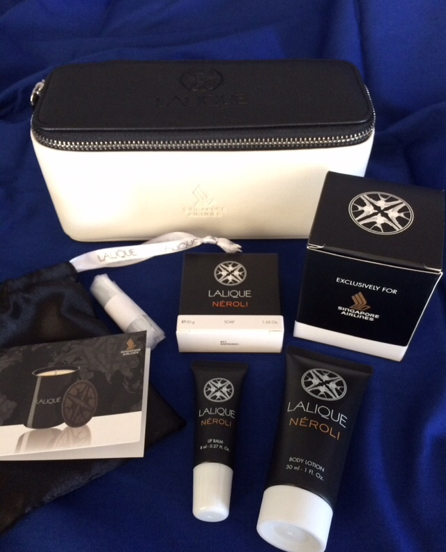 シンガポール航空スイートクラス3 ダブルベッドとアメニティ : 関空