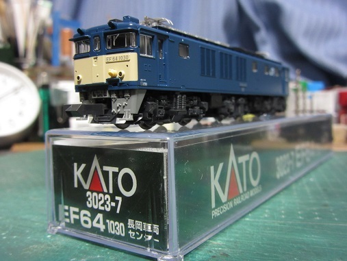 KATO EF64 1030（長岡車両センター） : 赤い電車は臼い線