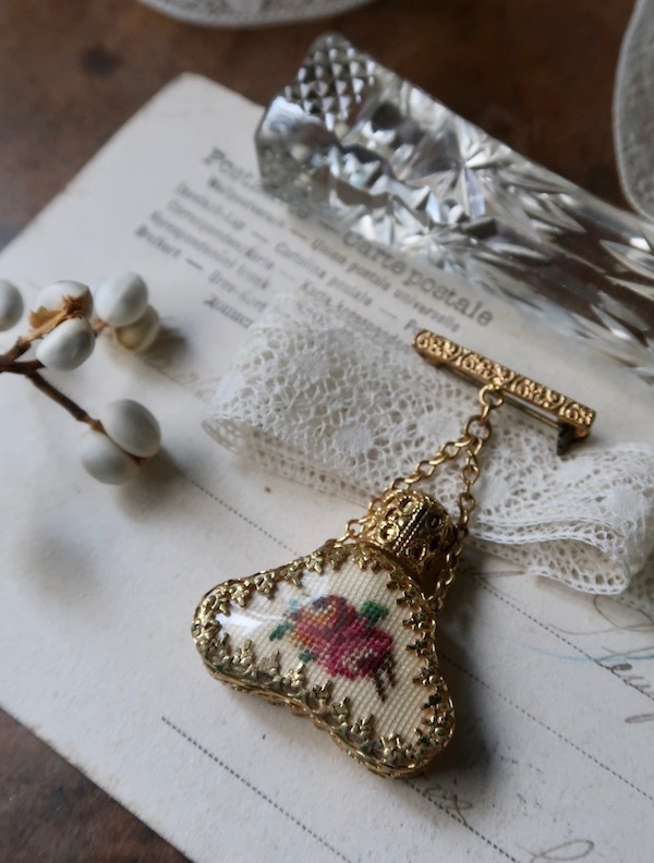 プチポワン 香水瓶のブローチ : 満月アンティーク